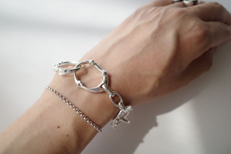 TAKAHIROMIYASHITATheSoloist. bone shaped carabiner bracelet.-S- - tity
