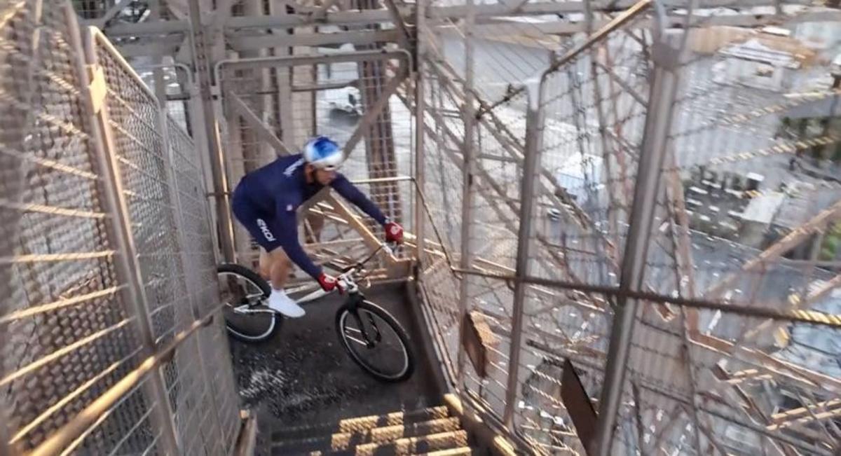 自転車でエッフェル塔の階段上り、686段制して世界記録達成