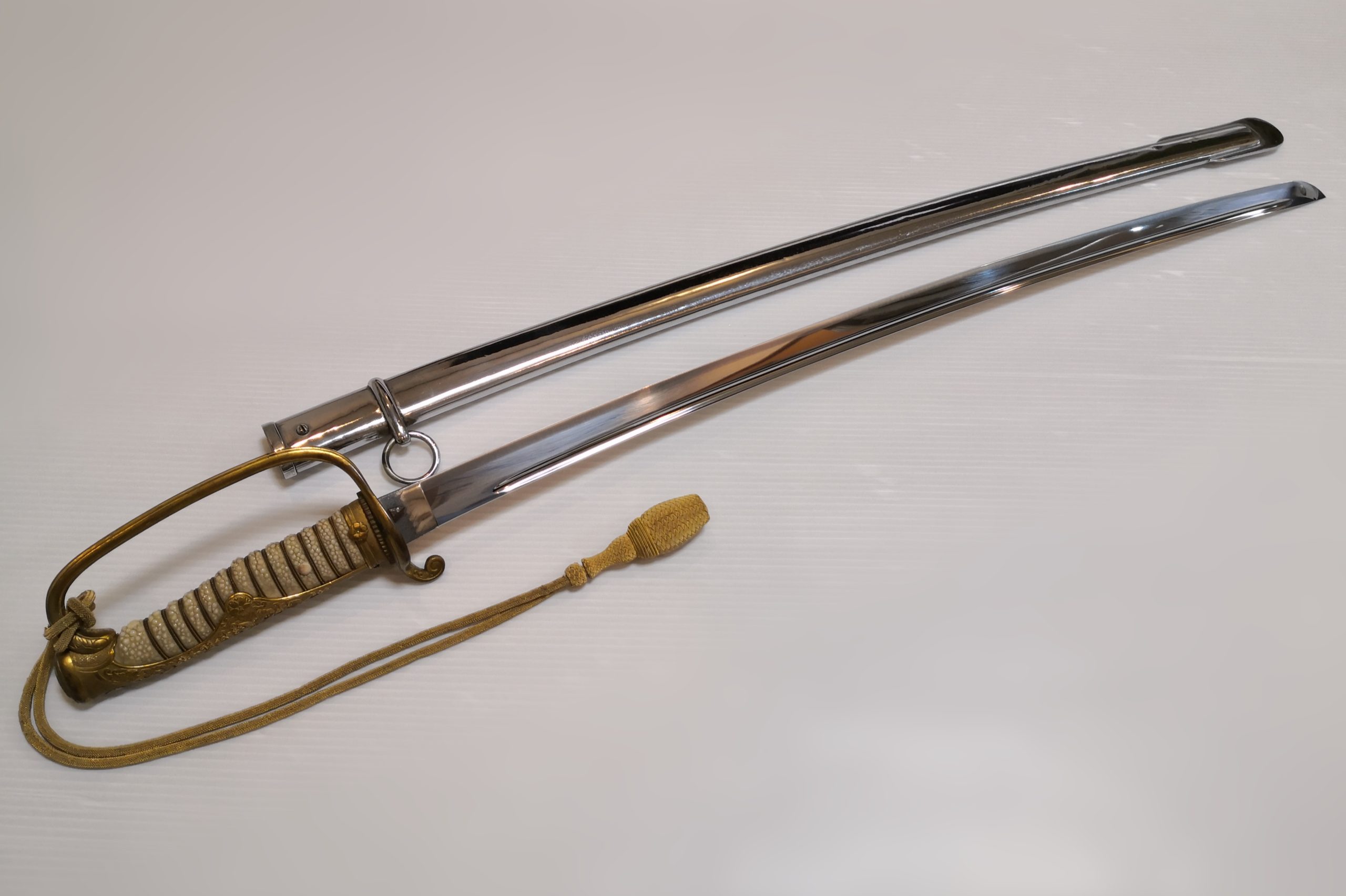 刀身を失った旧陸軍サーベル型軍刀拵に刀身とハバキと切羽を誂え｜肥後