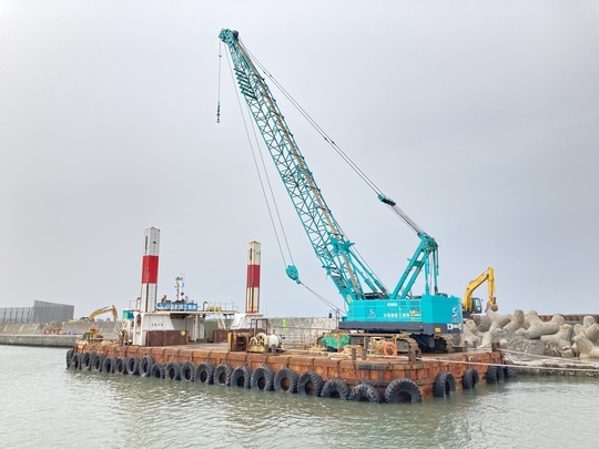 起重機船・バックホウ浚渫船・交通船 - 白鳥建設工業株式会社