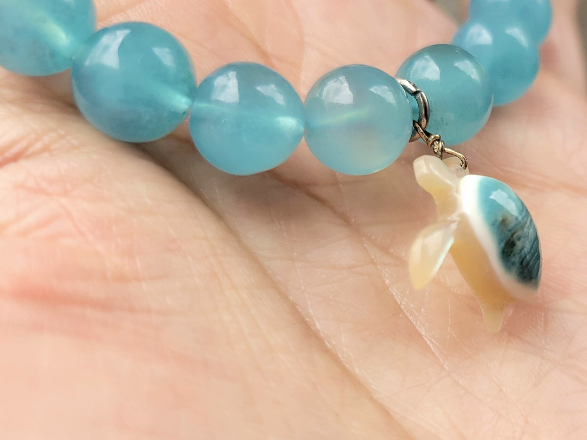 パライバカラーアクアマリンと夜光貝ホヌちゃんブレスレット