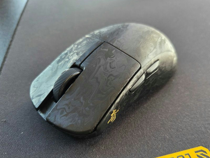 ATTACK SHARK、穴を開けずのカーボンファイバーシェルで約49gの