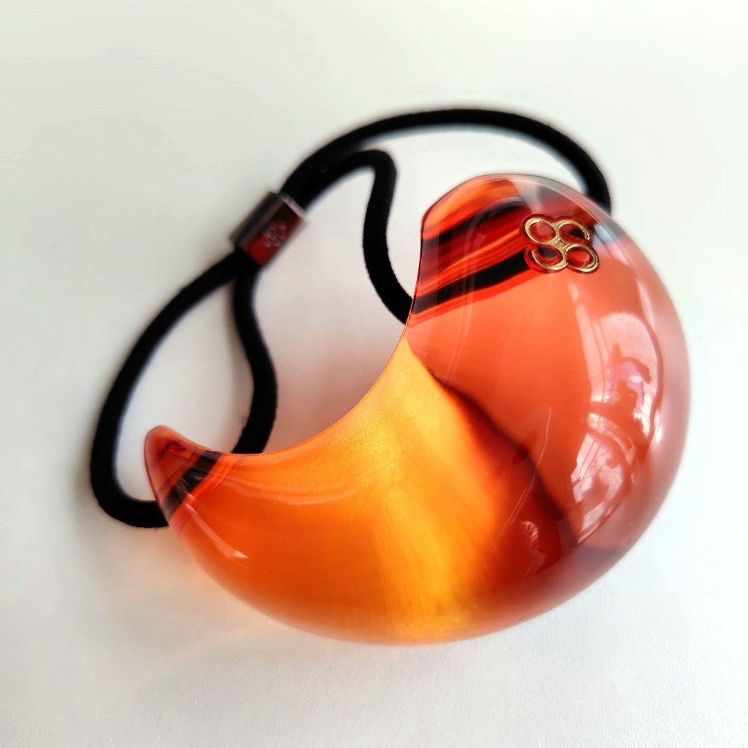 アクリリック ラージ ティアドロップポニー ウィズ アイコン アクリリック ラージ ティアドロップポニー ウィズ アイコン | THE