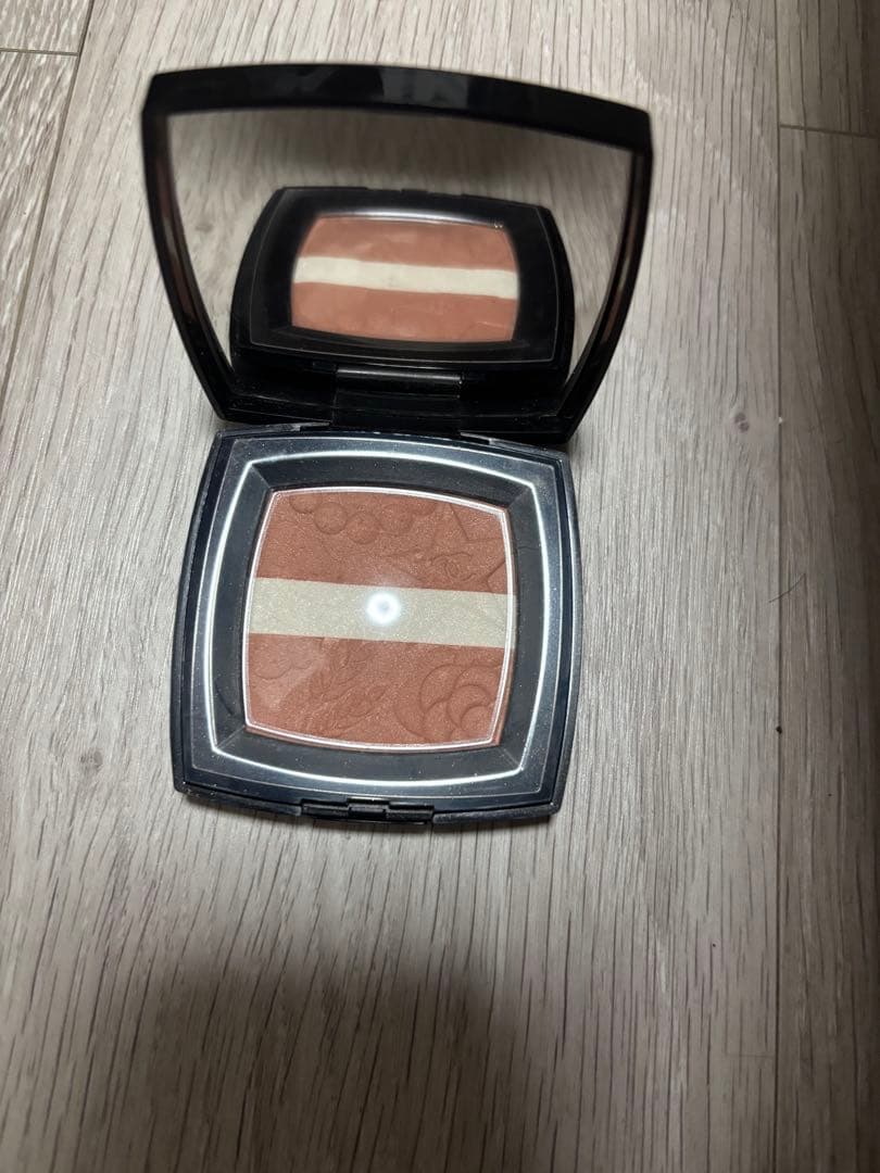 チーク CHANEL LES SIGNES DE CHANEL 998 LES SIGNES DE CHANEL Illuminating powder blush​ 998 - Pêche