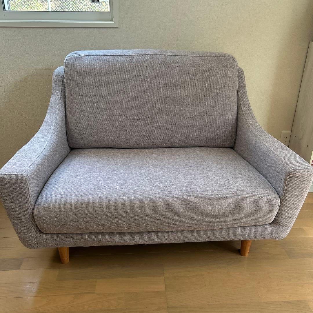パープルグレーの2人掛けファブリックソファ 2人掛けカウチソファ 広め座面 開放感ある片肘デザイン ファブリック