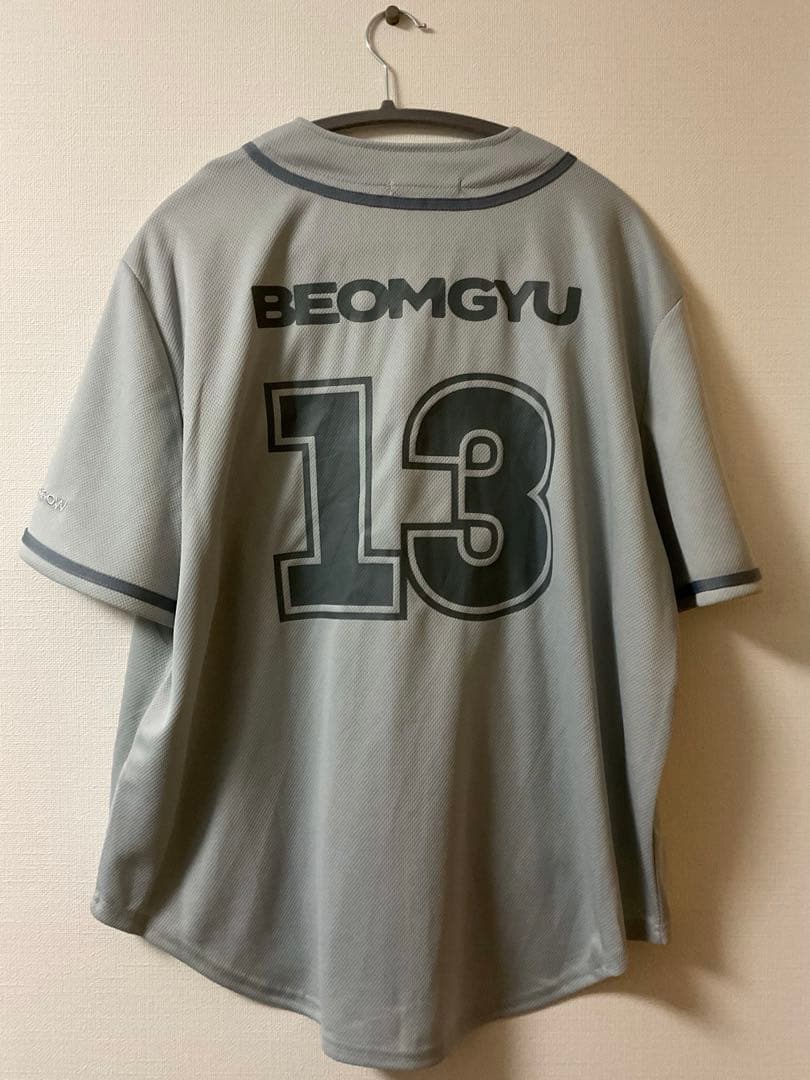 Txt ユニフォーム　ボムギュ ☆TXT ボムギュ 着用！！【THISISNEVERTHAT】Arch-Logo Tee White | もごつ